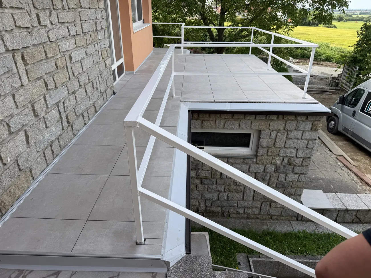 Opravený balkon s dlažbou na terčích
