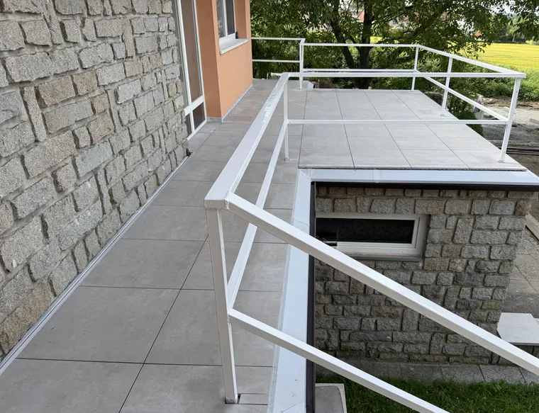 Opravený balkon s dlažbou na terčích